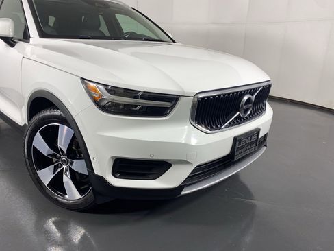 Used 2019 Volvo XC40 T5 Momentum image 2