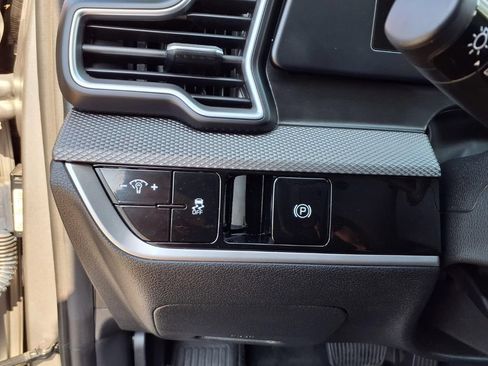 Used 2025 Kia Sportage LX FWD image 16