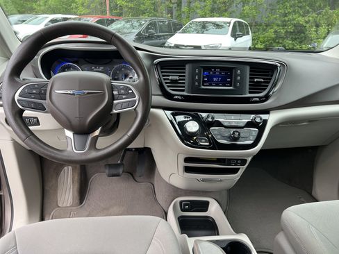 Used 2017 Chrysler Pacifica LX FWD image 12