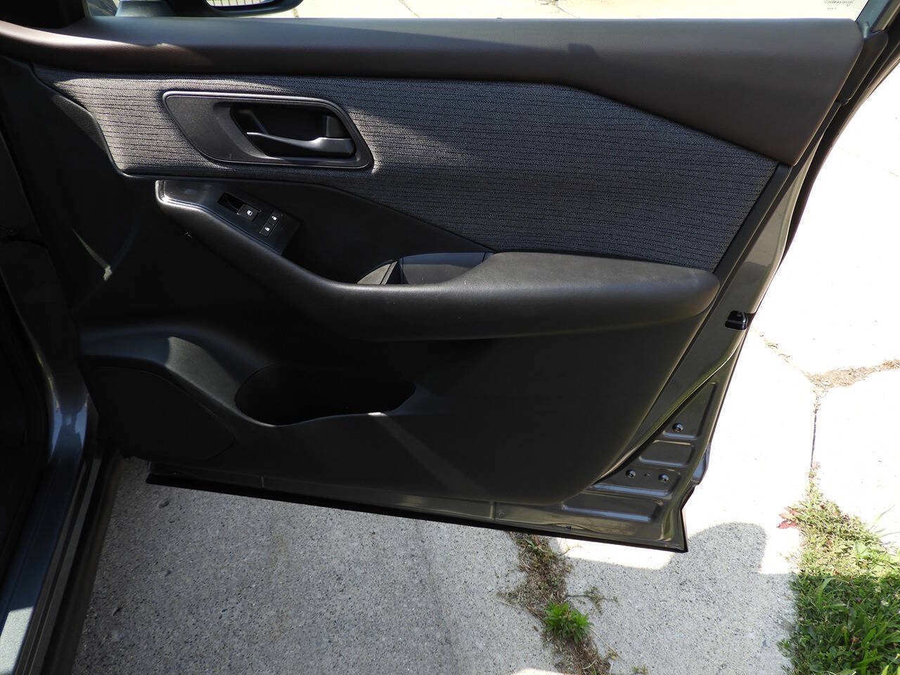 Used 2023 Nissan Rogue S AWD/4WD image 35