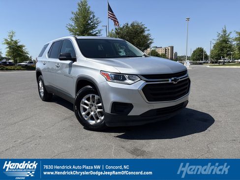 Used 2021 Chevrolet Traverse LS FWD image 1