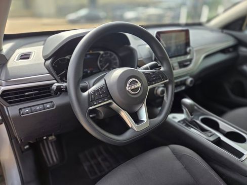 Used 2024 Nissan Altima 2.5 SV FWD image 15
