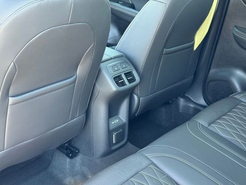 Used 2023 Buick Envision Avenir image 32