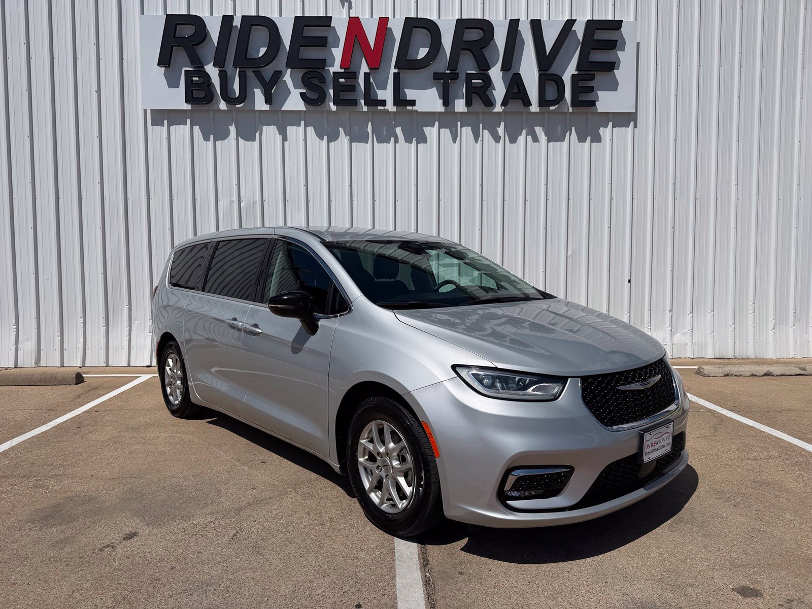 Used 2024 Chrysler Pacifica Touring-L FWD image 9