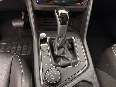 Used 2022 Volkswagen Tiguan SE w/ Panoramic Sunroof Package AWD/4WD image 24