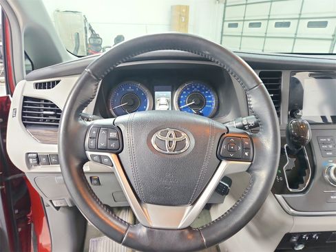 Used 2015 Toyota Sienna XLE Premium image 23