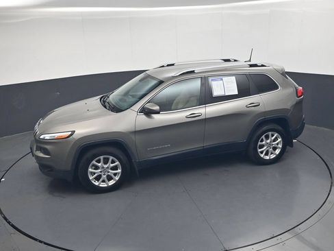 Used 2018 Jeep Cherokee Latitude w/ Cold Weather Group AWD/4WD image 34