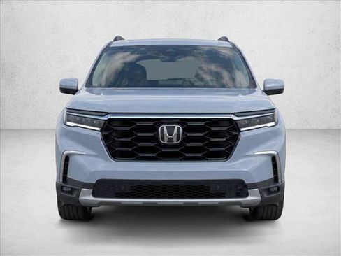 Used 2025 Honda Pilot Touring image 2