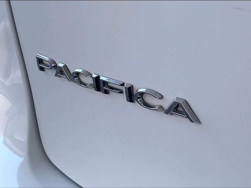 Used 2019 Chrysler Pacifica Limited image 33