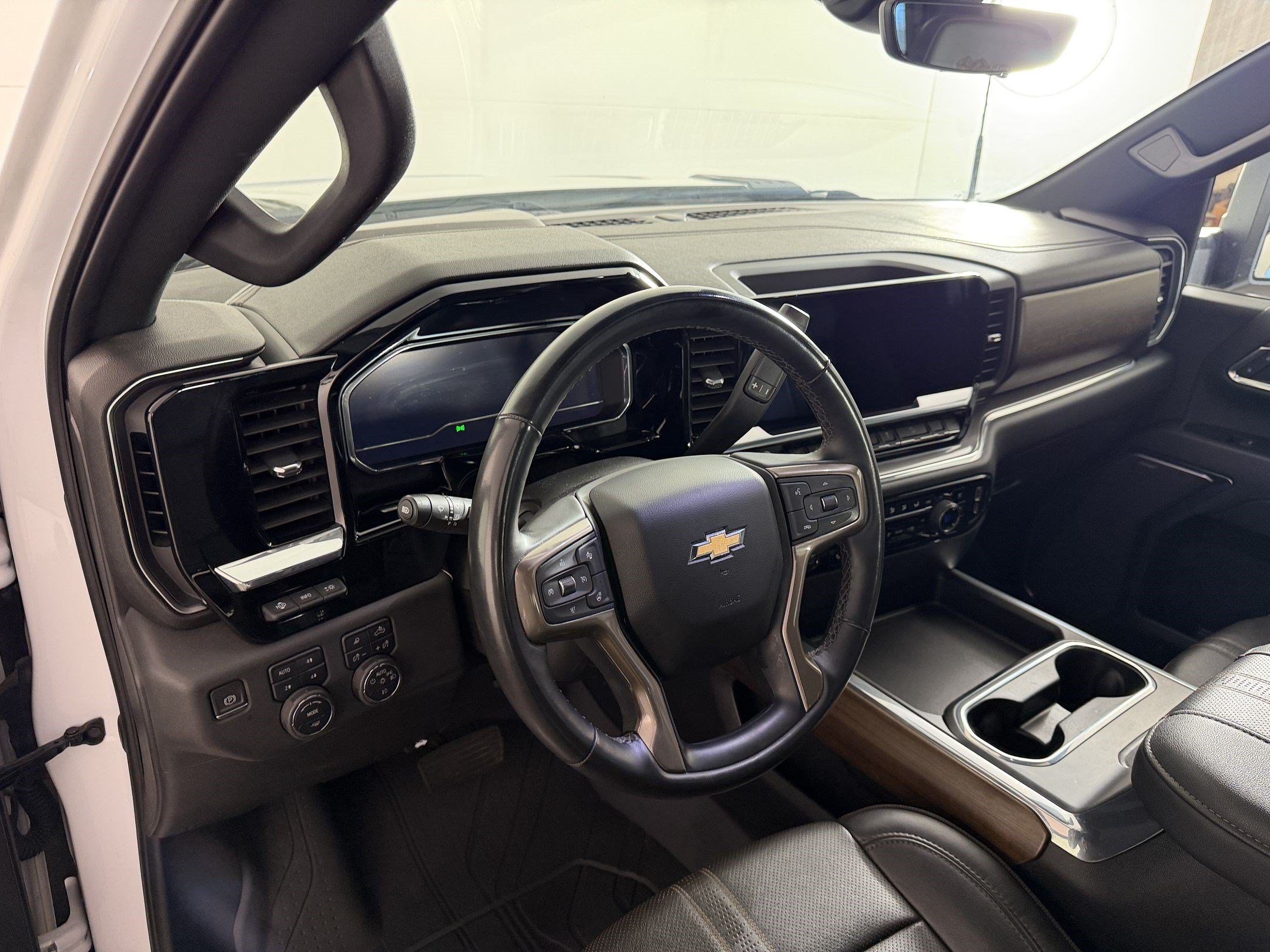 Used 2024 Chevrolet Silverado 2500 High Country w/ High Country Premium Package AWD/4WD image 4