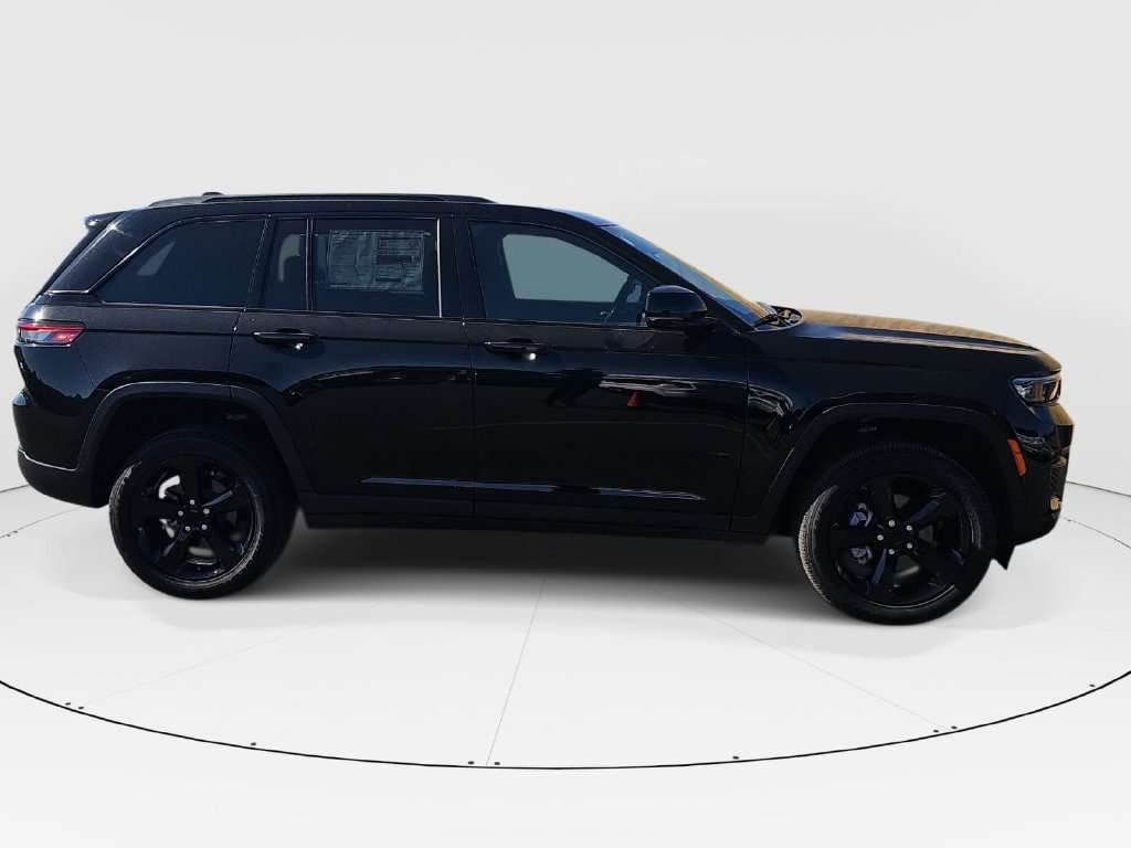 Used 2024 Jeep Grand Cherokee Altitude AWD/4WD image 2