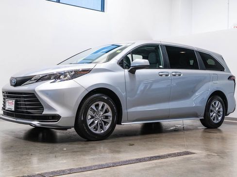 Certified 2025 Toyota Sienna LE FWD image 3