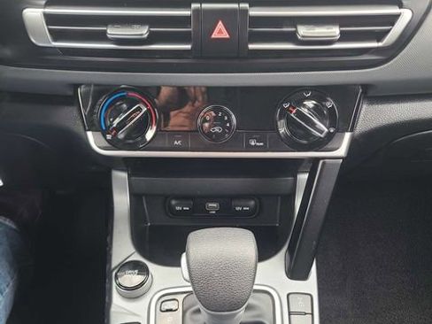 Used 2023 Kia Seltos LX AWD/4WD image 30