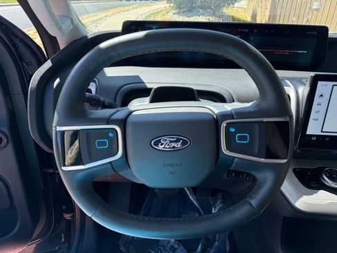 Used 2025 Ford Expedition Active image 17