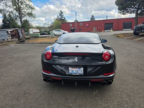 Used 2015 Ferrari California T image 3