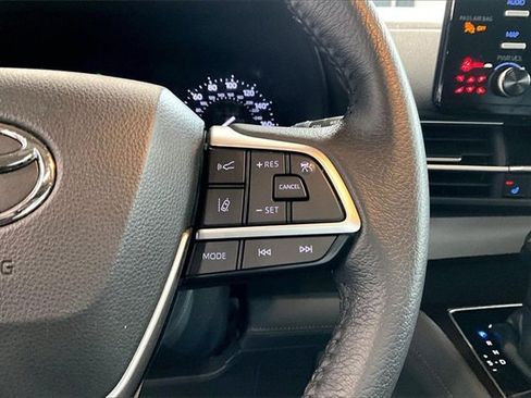 Used 2021 Toyota Sienna XLE image 12