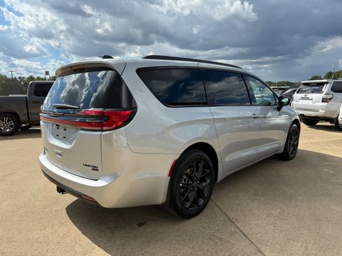 New 2026 Chrysler Pacifica Limited w/ Uconnect Theater Family Group image 4