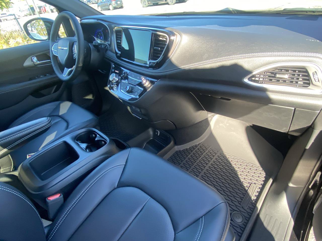 Used 2025 Chrysler Pacifica Select AWD/4WD image 11