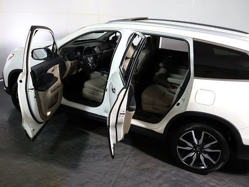 Used 2019 Honda Pilot Touring image 5