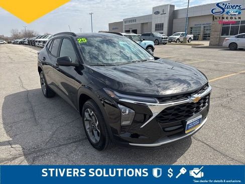 Used 2025 Chevrolet Trax LT w/ Driver Confidence Package image 3