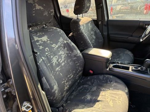 Used 2019 Toyota Tacoma TRD Off-Road w/ Technology Package AWD/4WD image 11