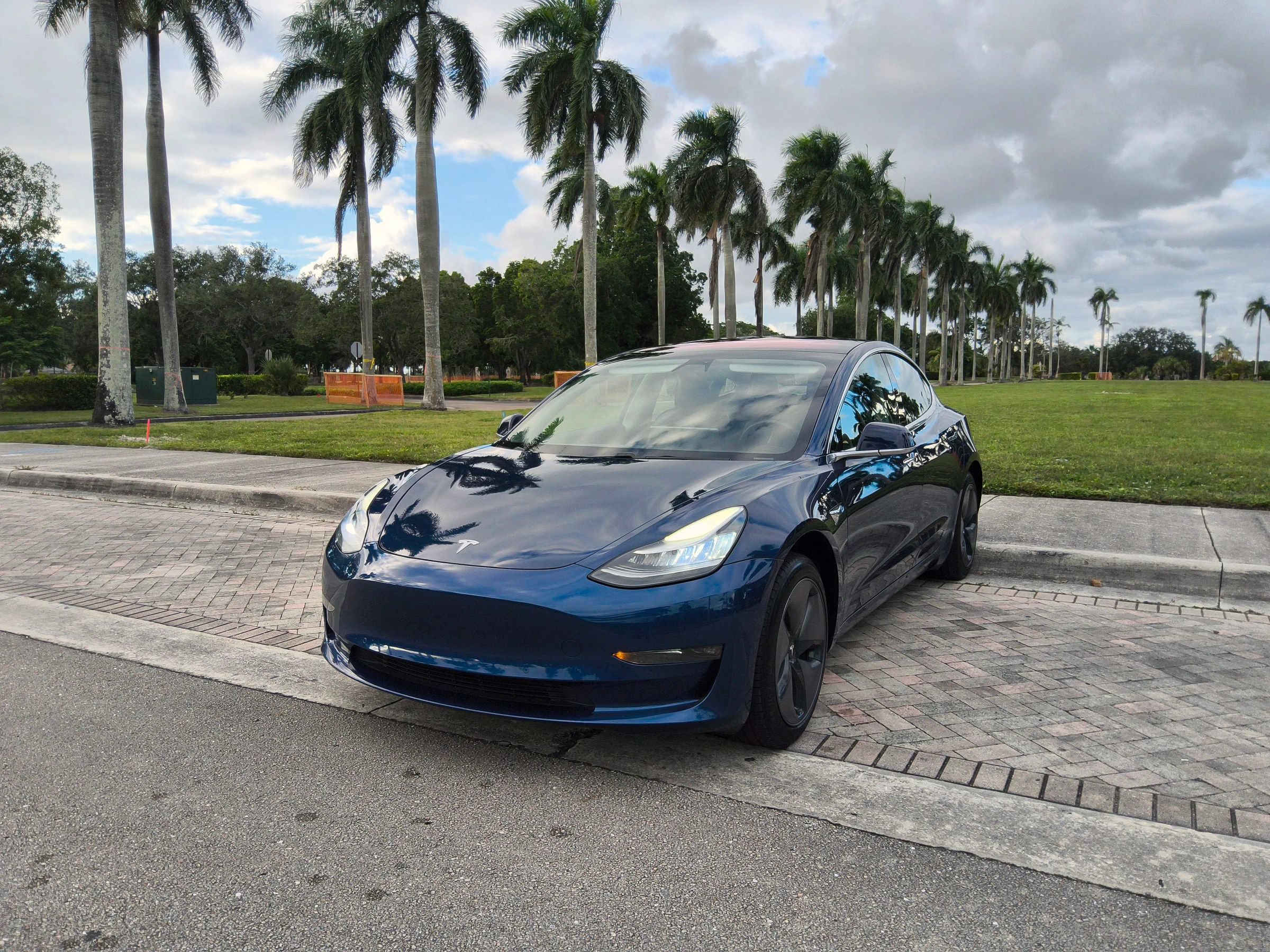 Used 2018 Tesla Model 3 Long Range RWD image 3