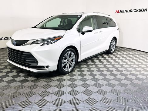 Used 2024 Toyota Sienna Platinum image 7