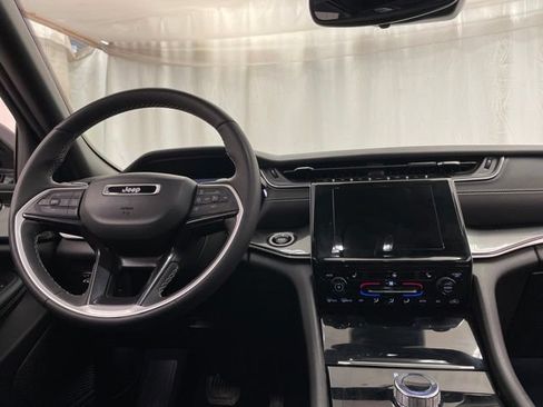 Used 2023 Jeep Grand Cherokee Altitude AWD/4WD image 18