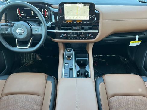 New 2025 Nissan Pathfinder Platinum image 4