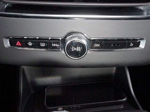 Certified 2025 Volvo XC90 B6 Plus image 9