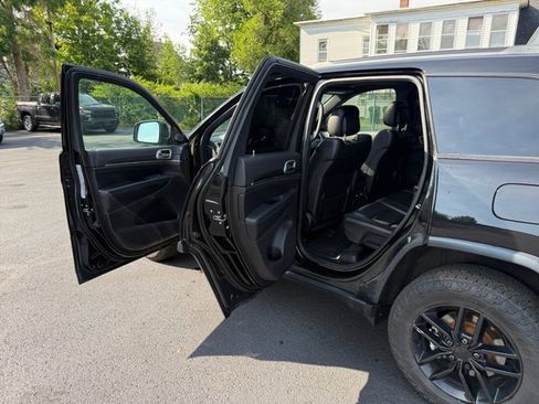 Used 2019 Jeep Grand Cherokee Limited AWD/4WD image 24
