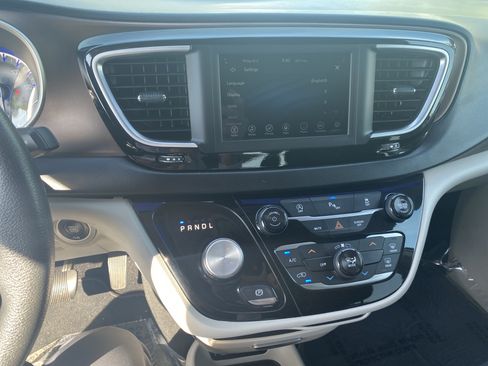 Used 2018 Chrysler Pacifica LX w/ Tire & Wheel Group FWD image 13