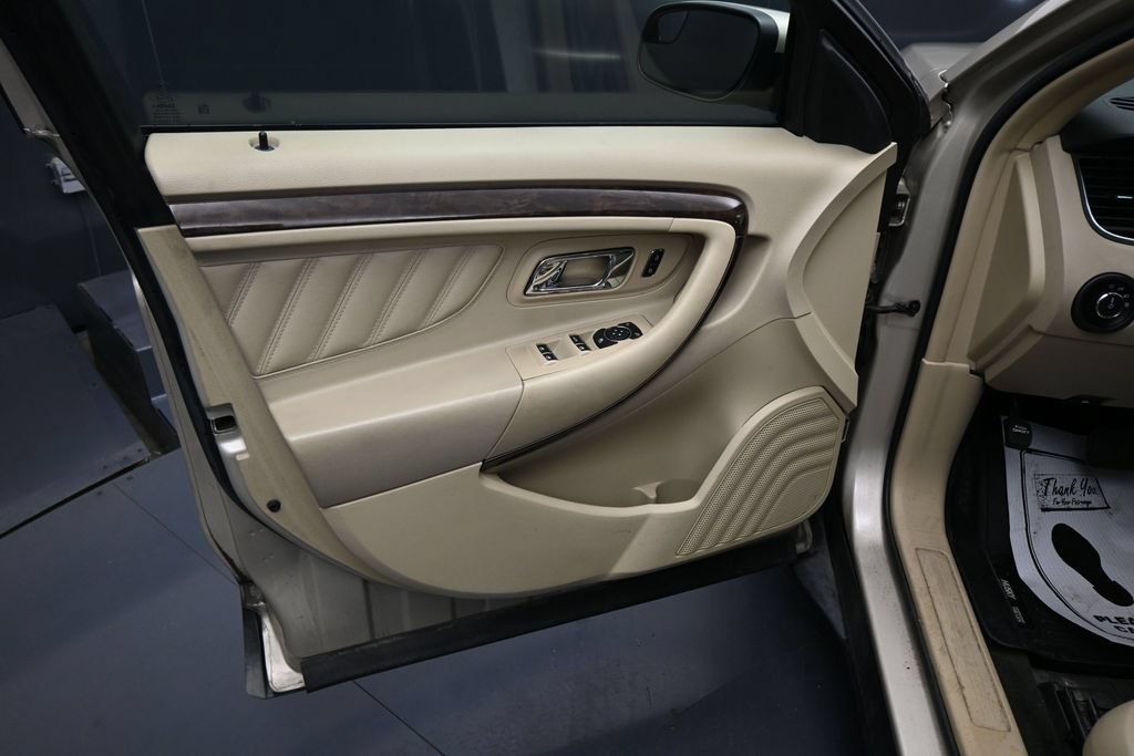 Used 2018 Ford Taurus SEL FWD image 11