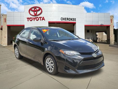 Used 2017 Toyota Corolla LE FWD image 3