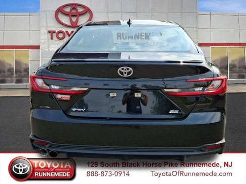 Used 2025 Toyota Camry SE FWD image 5