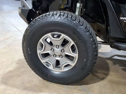 Used 2015 Jeep Wrangler Unlimited Rubicon w/ Connectivity Group image 43