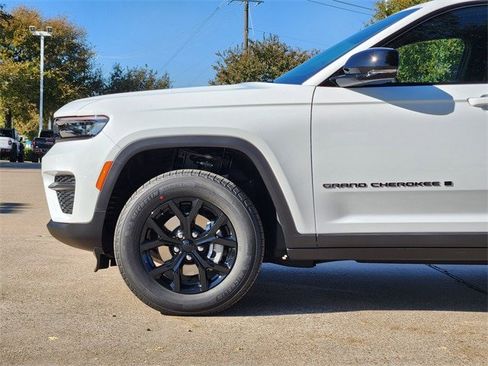New 2025 Jeep Grand Cherokee Altitude image 6
