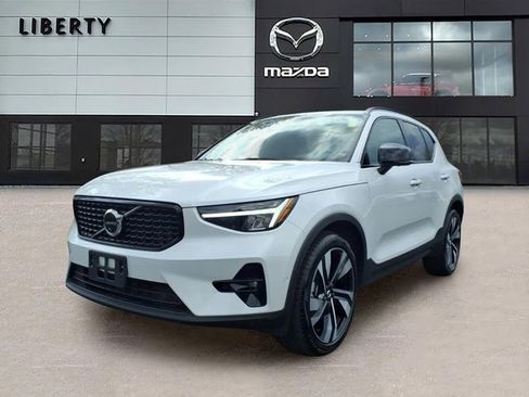 Used 2023 Volvo XC40 B5 Plus w/ Driver Assist Package AWD/4WD image 1