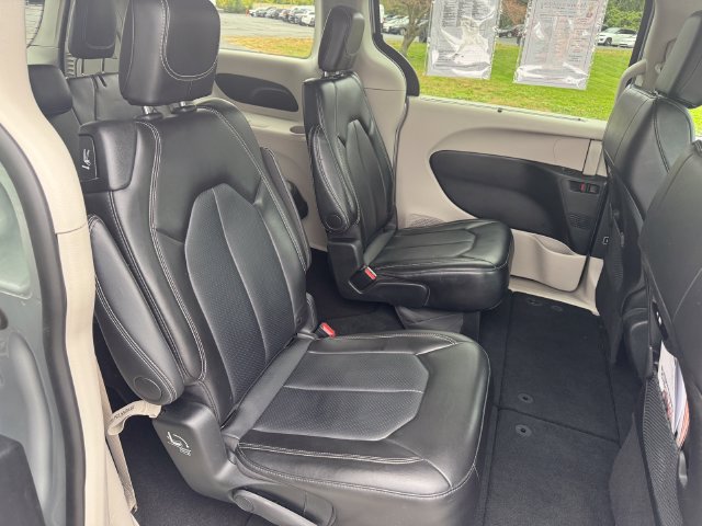 Certified 2024 Chrysler Pacifica Touring-L FWD image 15