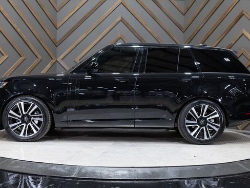 Used 2023 Land Rover Range Rover SE image 3