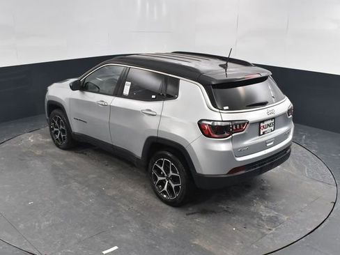 Used 2025 Jeep Compass Limited image 32