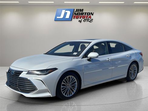 Used 2019 Toyota Avalon Limited image 1