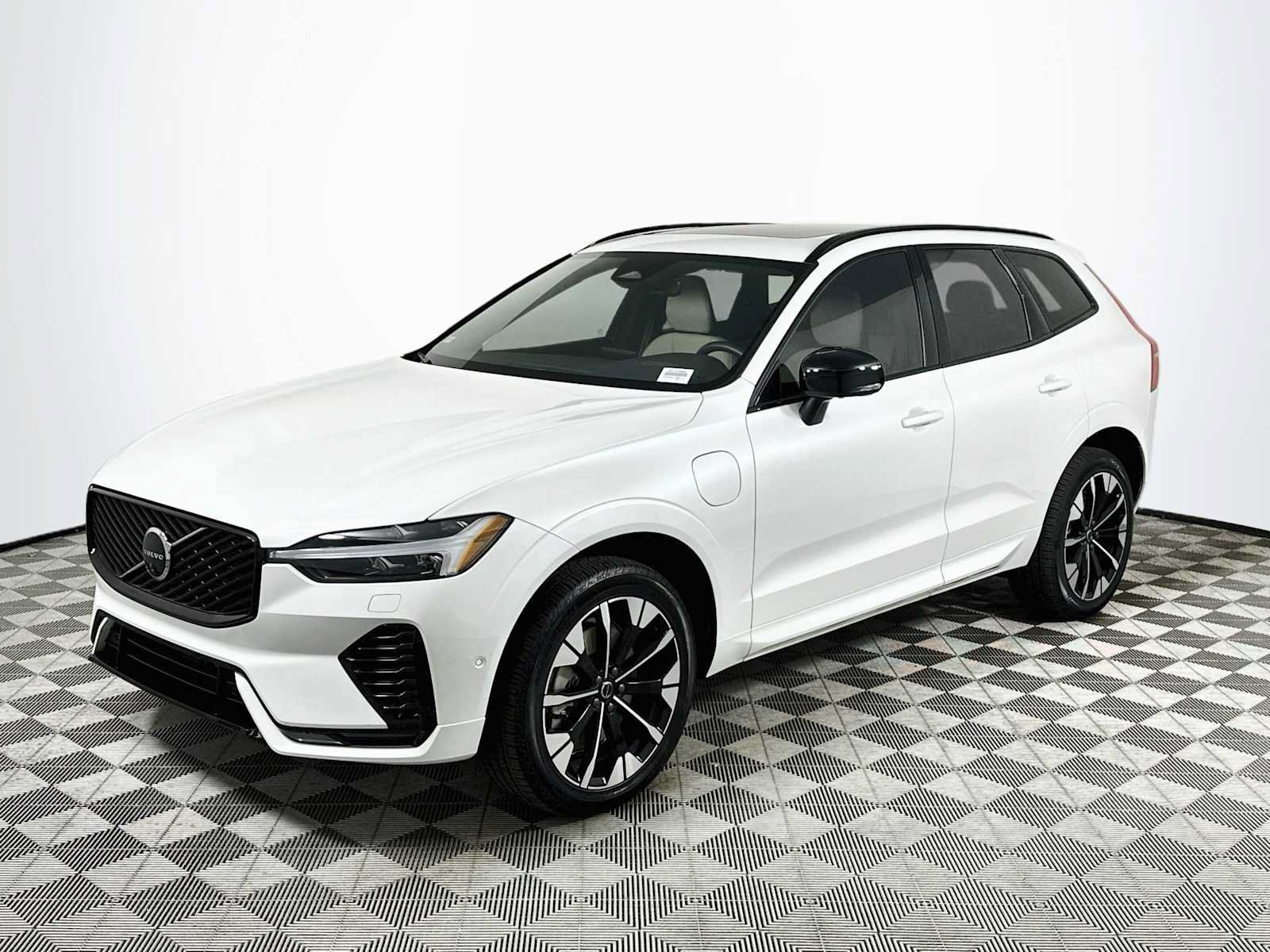 Used 2026 Volvo XC60 T8 Plus w/ Protection Package Premier AWD/4WD image 3