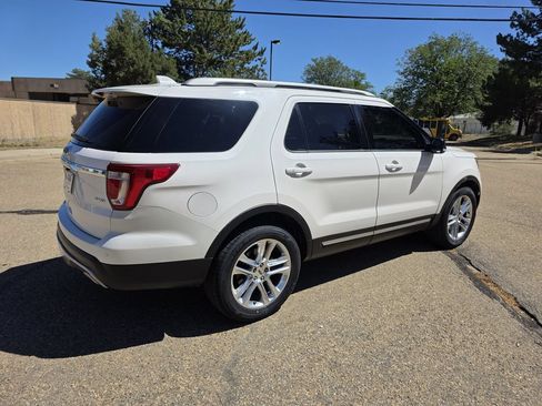 Used 2017 Ford Explorer XLT w/ Equipment Group 202A AWD/4WD image 8