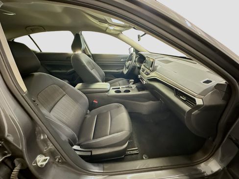 Used 2025 Nissan Altima 2.5 SV FWD image 31