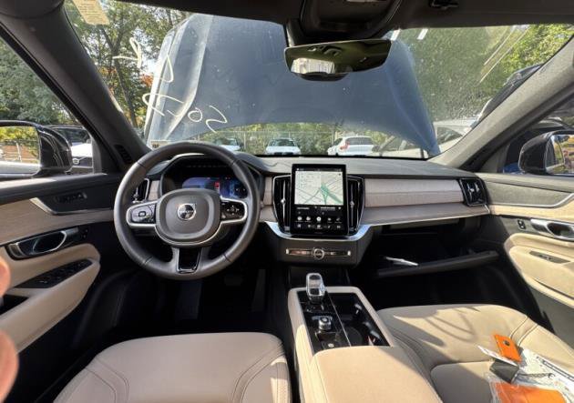 Certified 2025 Volvo XC90 B5 Core AWD/4WD image 8