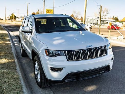 Used 2021 Jeep Grand Cherokee Laredo image 3