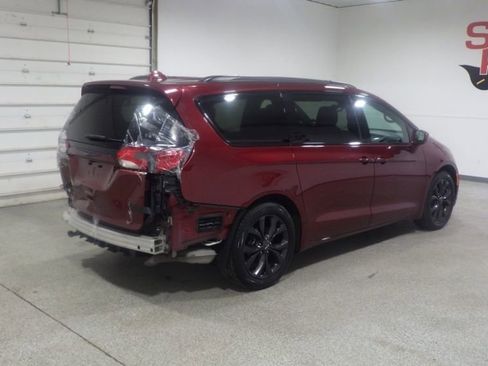 Used 2020 Chrysler Pacifica Touring-L w/ S Appearance Package FWD image 4