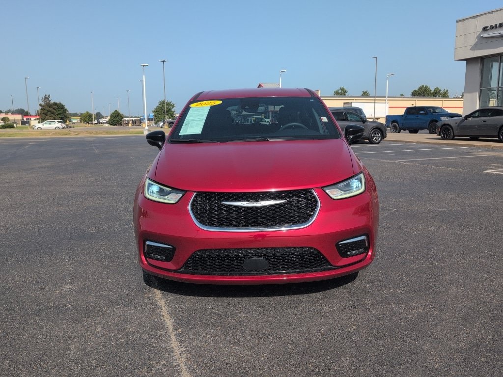Used 2025 Chrysler Pacifica Select FWD image 2