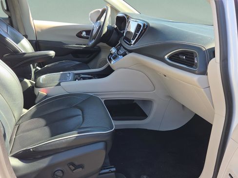 Used 2022 Chrysler Pacifica Limited w/ Uconnect Theater Family Group image 21